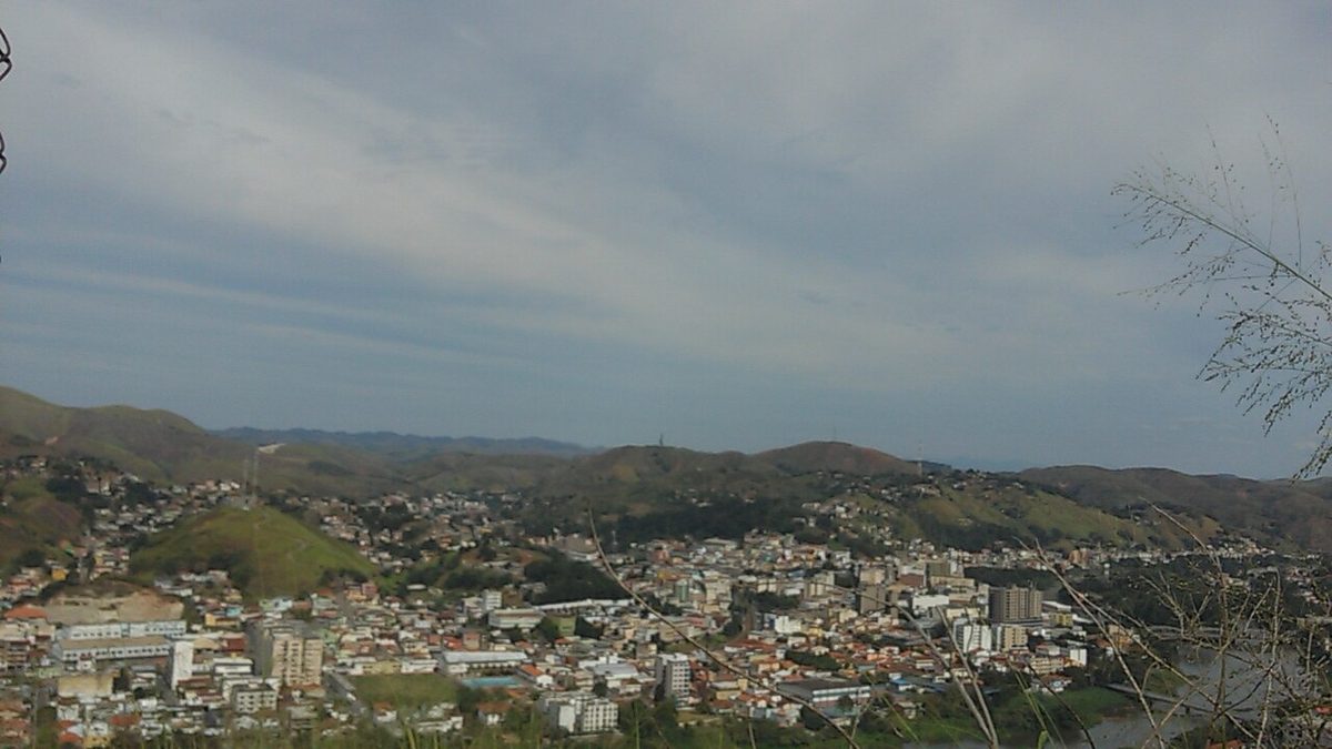 Vista geral de Barra do Piraí, cercada por morros, no sul do estado do Rio
