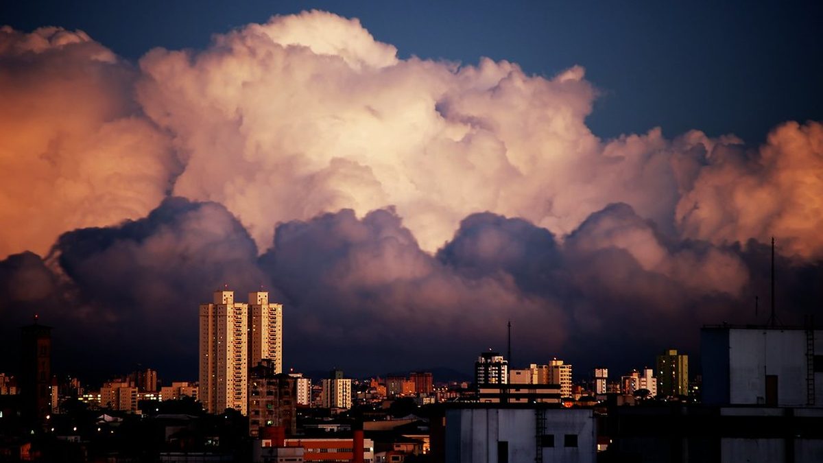 Nuvens de tempestade sobre prédios de São Paulo ao entardecer