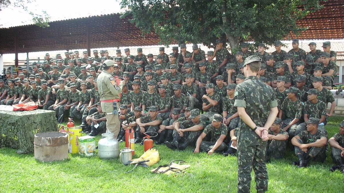 Soldados do Exército Brasileiro de uniforme camuflado reunidos em instrução ao ar livre