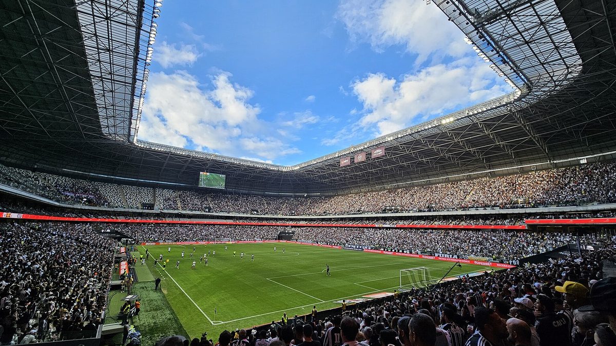 Gramado e arquibancadas lotadas da Arena MRV, em Belo Horizonte
