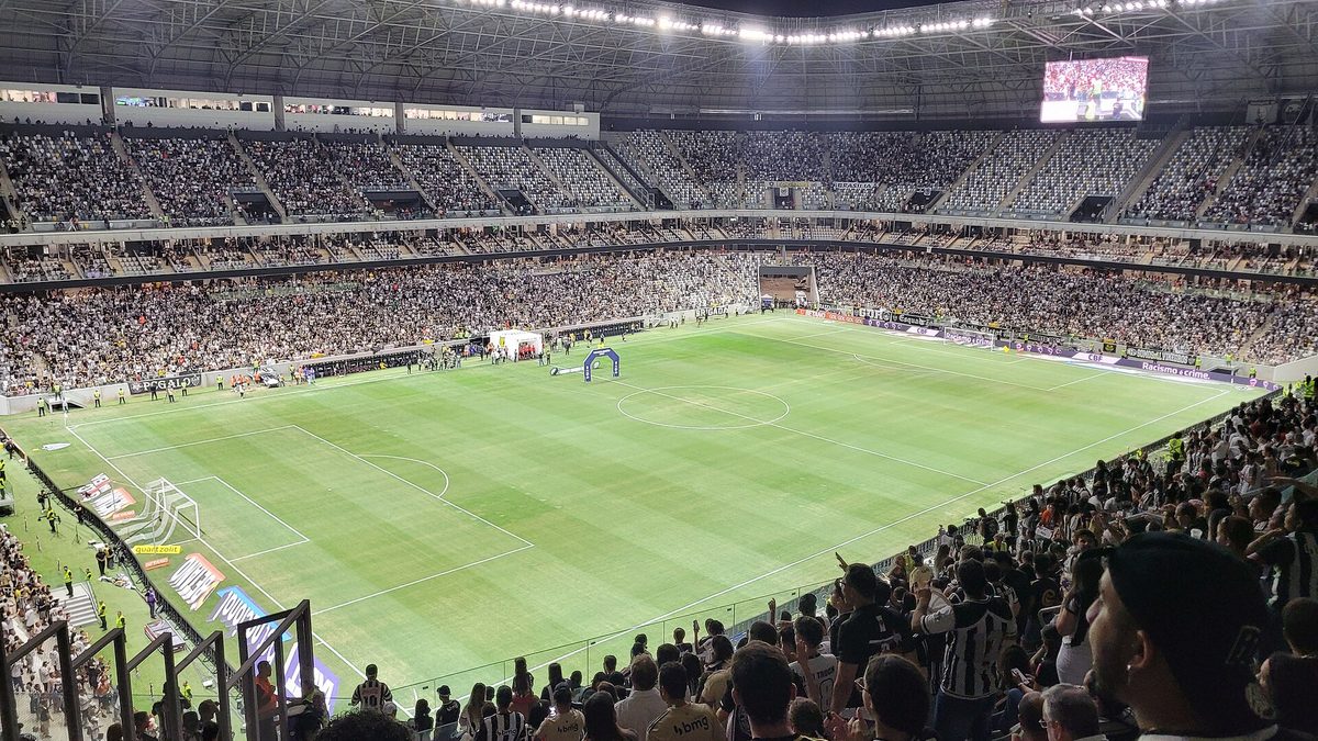 Arquibancadas cheias e gramado da Arena MRV, em Belo Horizonte, em noite de jogo