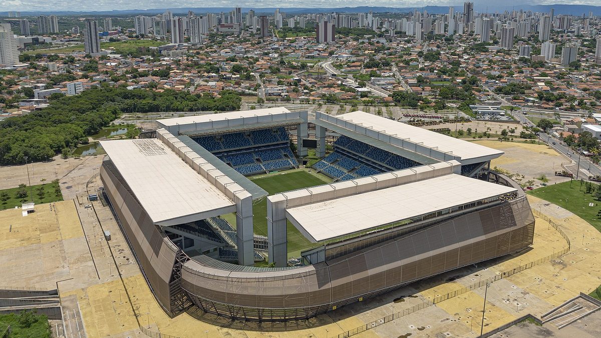Arena Pantanal vista do alto, com o gramado e a cobertura branca, em Cuiabá