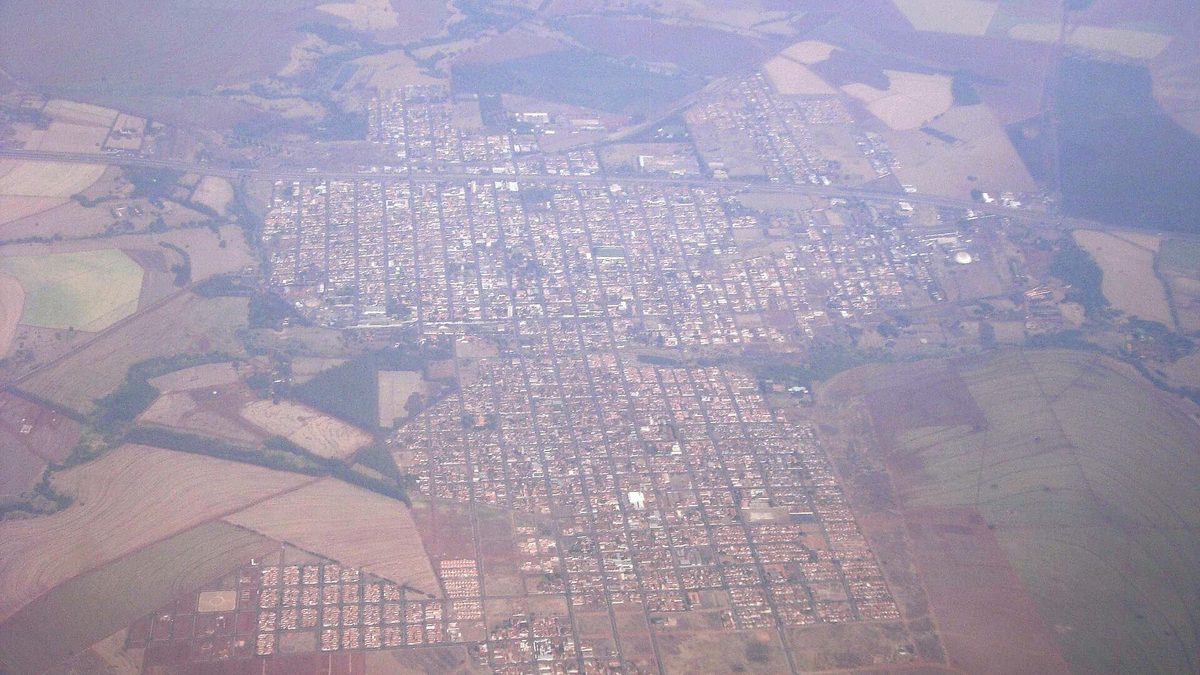 Vista aérea de Orlândia, cercada por lavouras, no interior de São Paulo