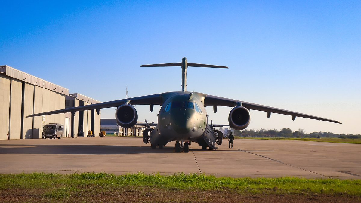 Avião cargueiro KC-390 da Força Aérea Brasileira no pátio de uma base aérea