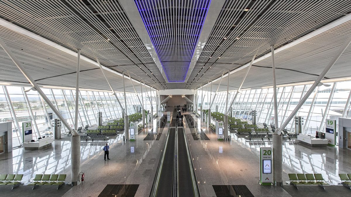 Saguão do Aeroporto Internacional de Brasília, com esteiras rolantes e salas de embarque