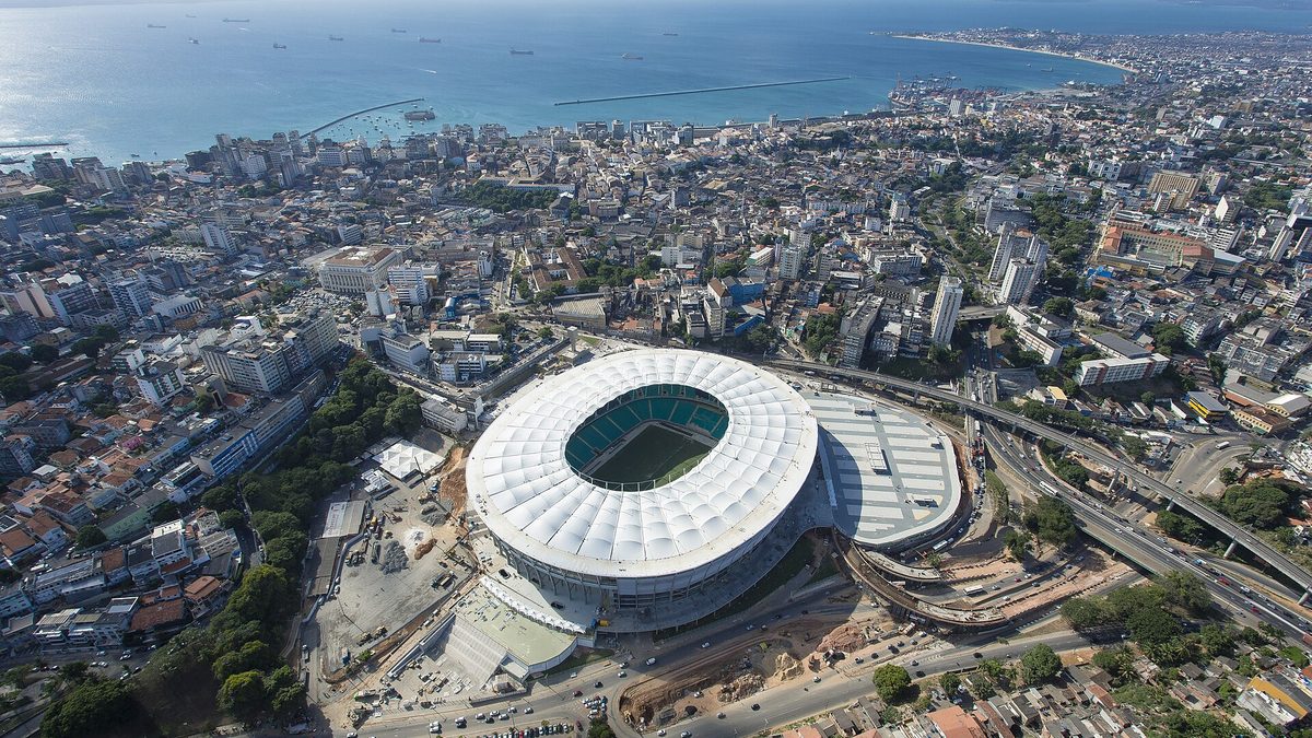 Vista aérea da Arena Fonte Nova, com a cidade de Salvador e o mar ao fundo