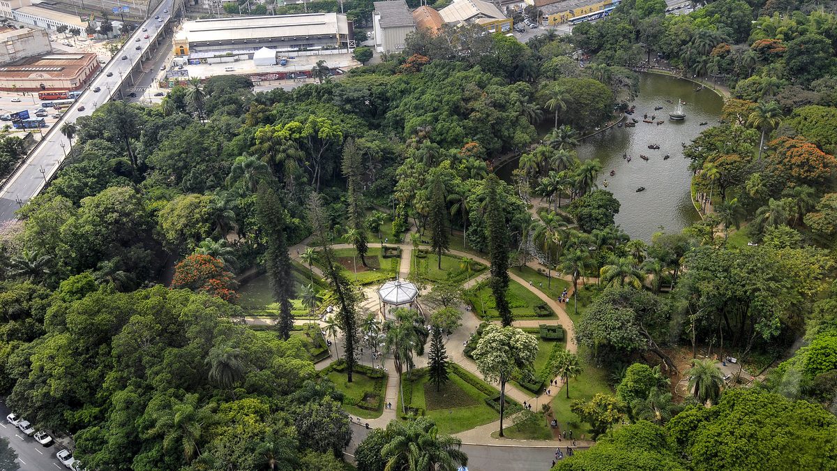 Vista aérea do Parque Municipal, com lago e muitas árvores, no Centro de Belo Horizonte