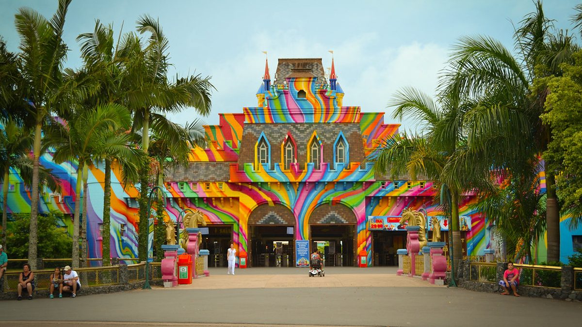 Fachada colorida do castelo da entrada do Beto Carrero World, em Penha