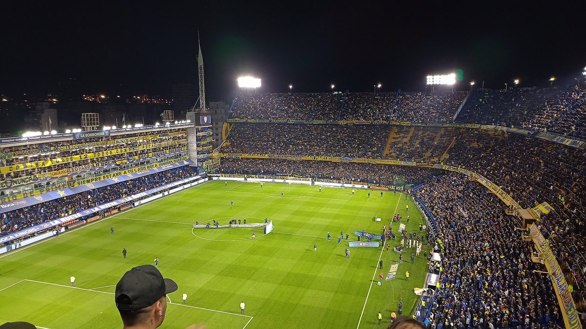 Bombonera lotada em jogo noturno, em Buenos Aires