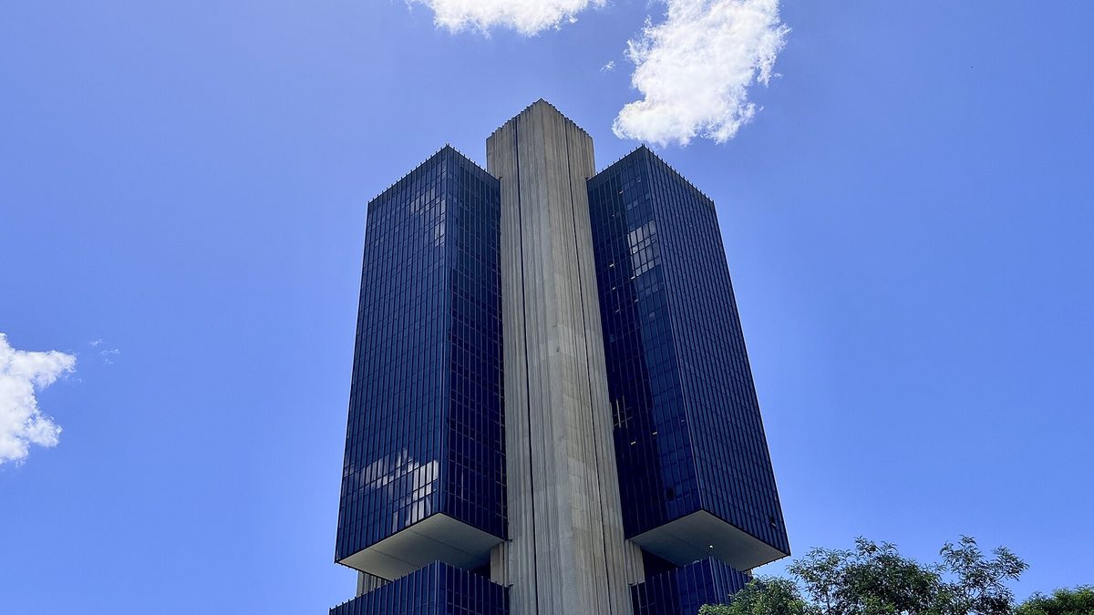 Edifício-sede do Banco Central, em Brasília, sob céu azul