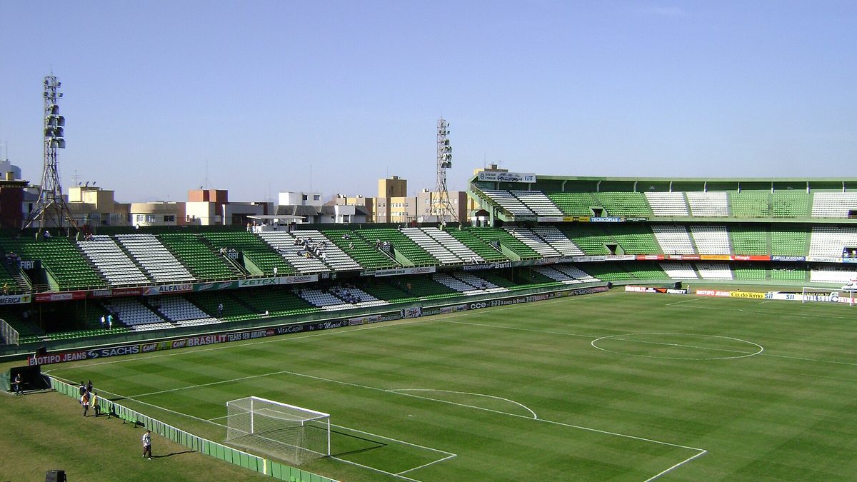 Arquibancadas verdes e brancas e gramado do estádio Couto Pereira, em Curitiba