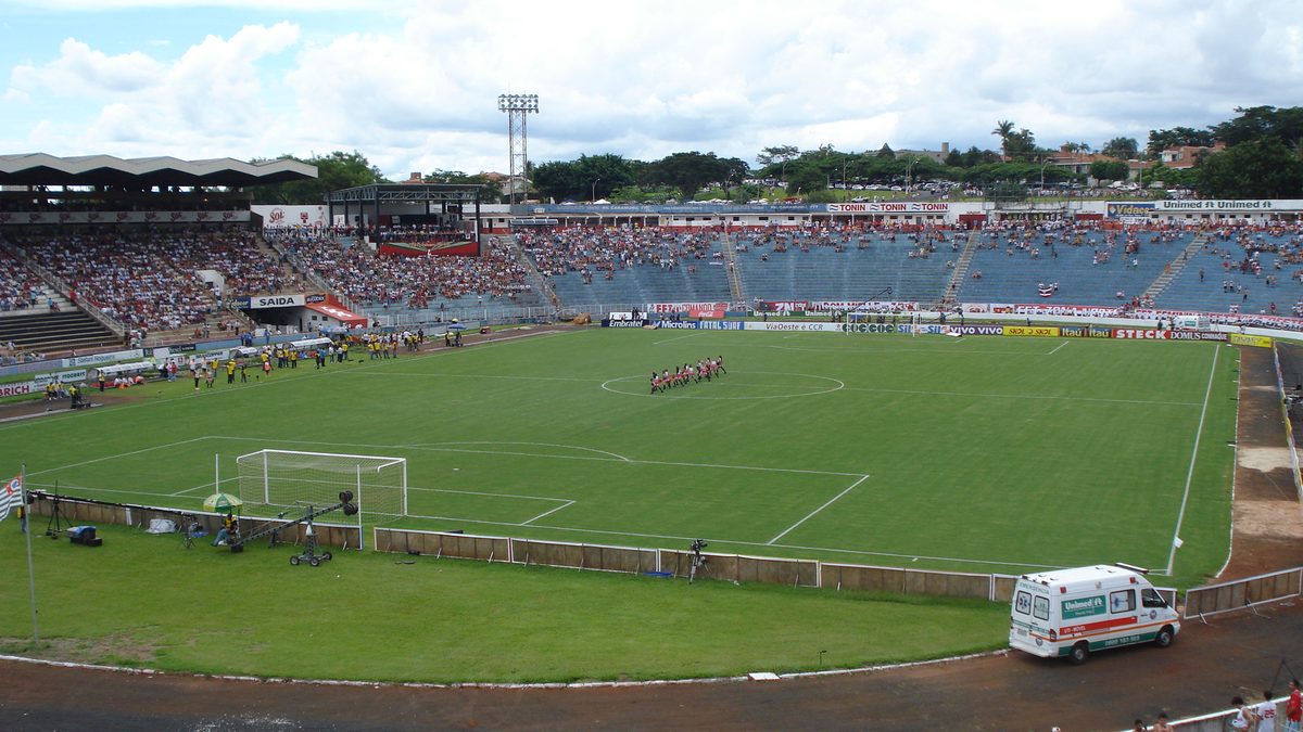 Gramado e arquibancadas do Estádio Santa Cruz, em Ribeirão Preto