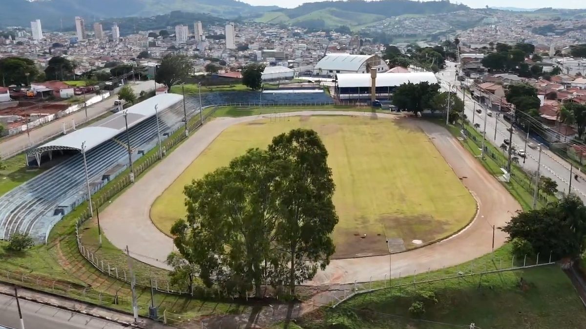 Vista aérea do Estádio Cícero de Souza Marques, com arquibancada e gramado, em Bragança Paulista