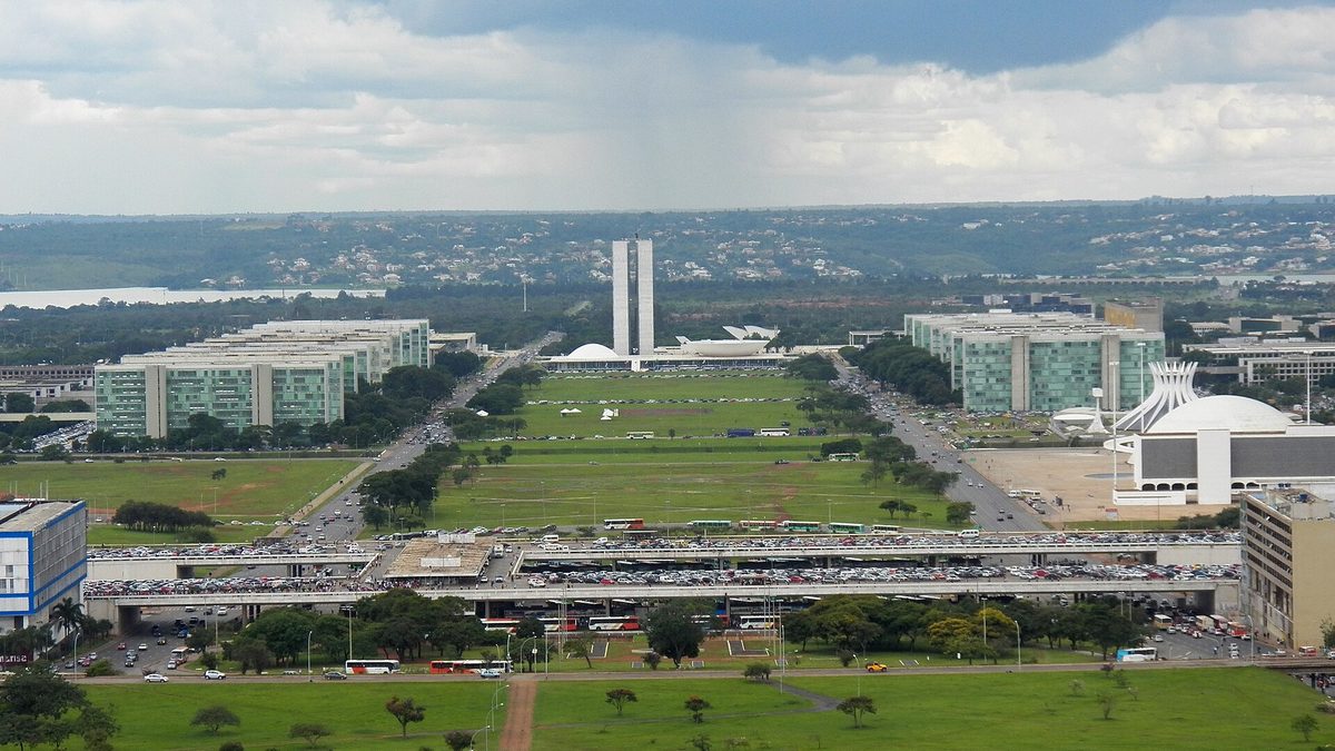 Vista aérea da Esplanada dos Ministérios, com o Congresso Nacional ao fundo, em Brasília
