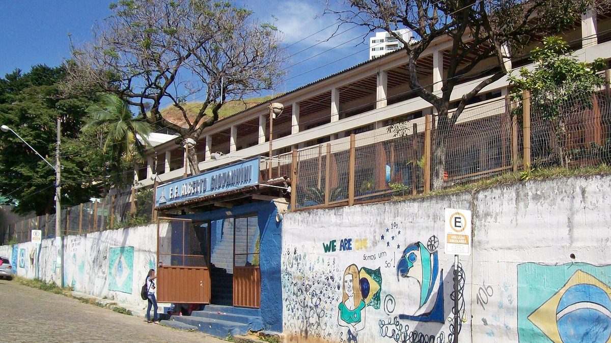 Fachada da Escola Estadual Alberto Giovannini, com muro grafitado, em Coronel Fabriciano