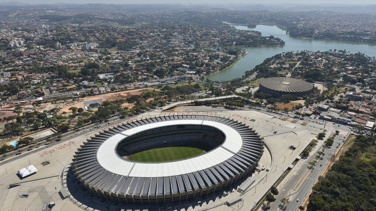 Vista aérea do Estádio Mineirão e da Lagoa da Pampulha, em Belo Horizonte