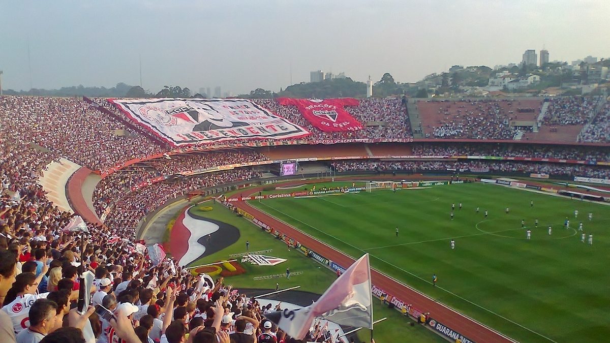 Torcida tricolor nas arquibancadas e gramado do estádio do Morumbi, em São Paulo