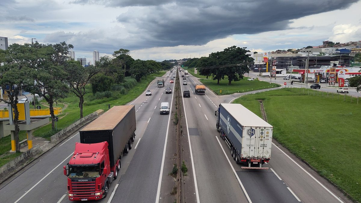Carretas e carros na Rodovia Presidente Dutra, em Taubaté, sob céu nublado