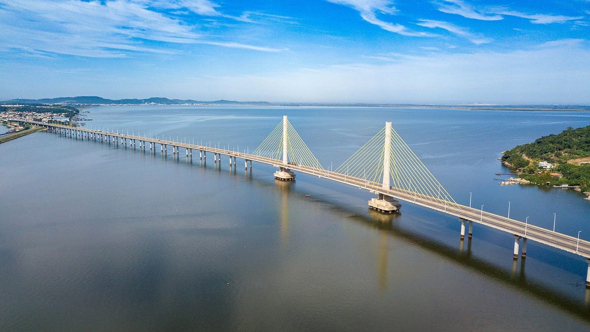 Ponte Anita Garibaldi, da BR-101, vista do alto em Laguna, no Sul de Santa Catarina