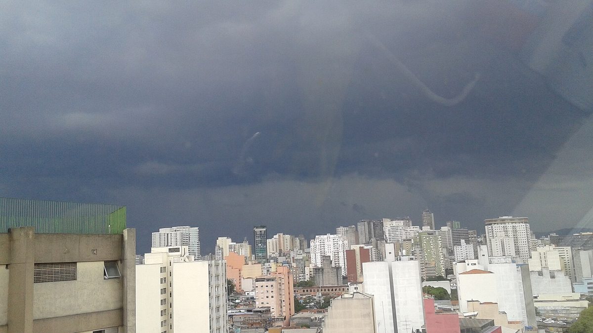 Nuvem escura de tempestade sobre prédios da cidade de São Paulo