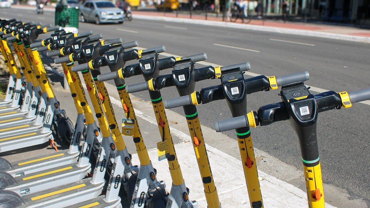 Fila de patinetes elétricos compartilhados estacionados na calçada da Avenida Paulista, em São Paulo