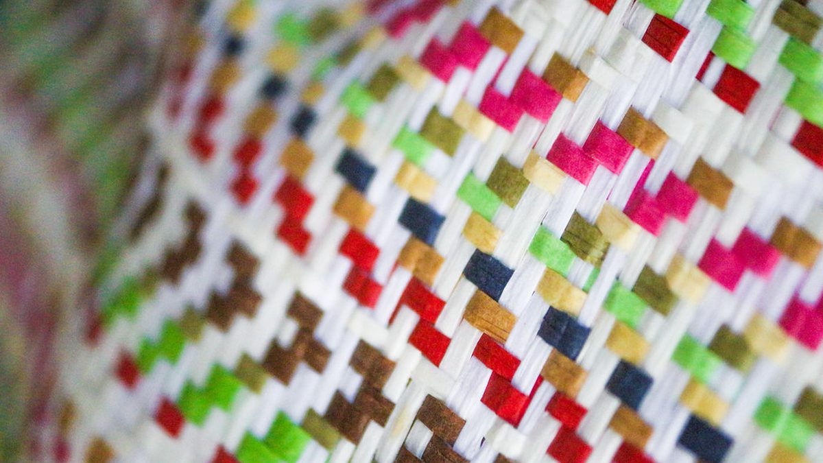 Detalhe de artesanato trançado com fios coloridos, feito em Caucaia, no Ceará