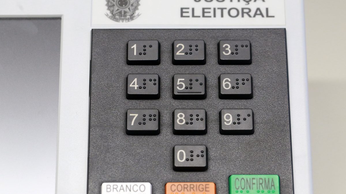 Teclado da urna eletrônica com as teclas branco, corrige e confirma