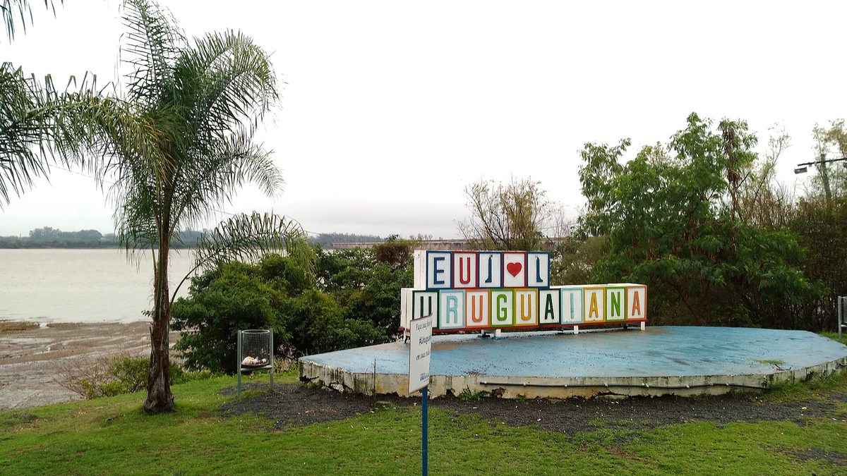 Letreiro com o nome de Uruguaiana às margens do rio Uruguai