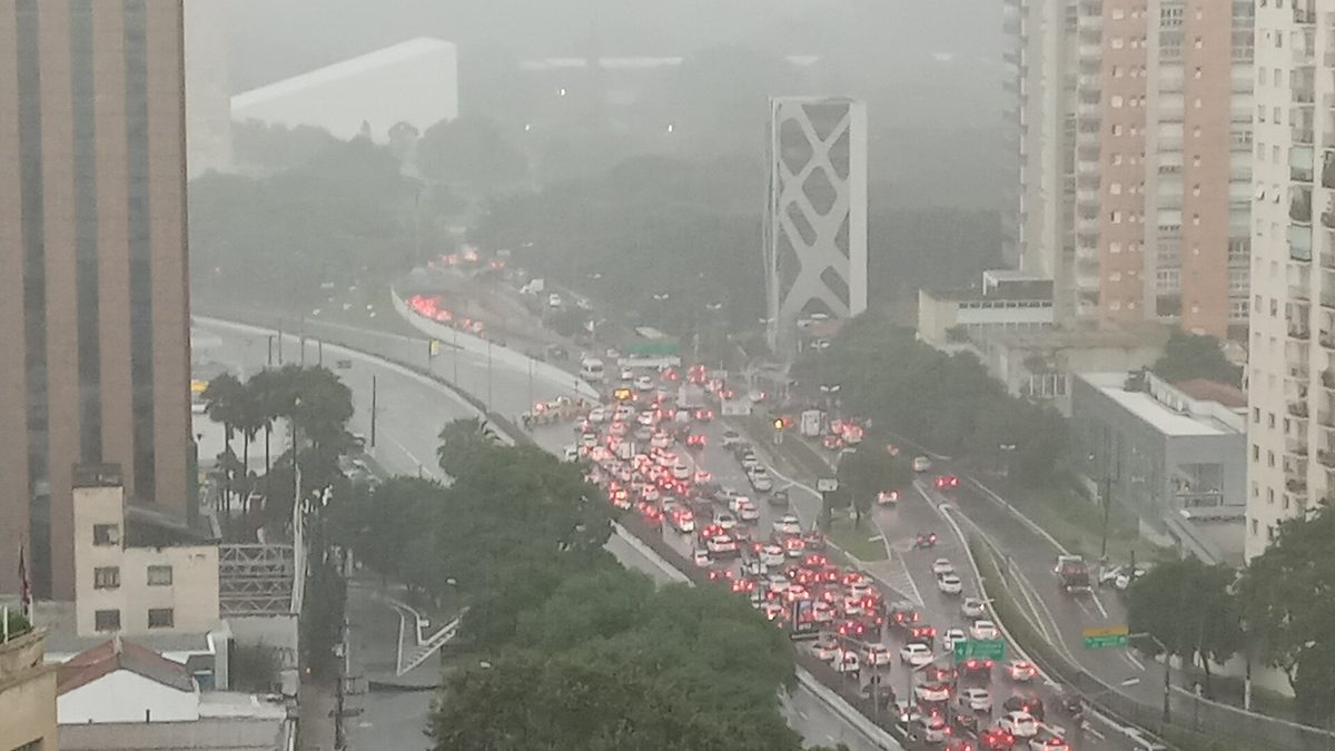 Avenida 23 de Maio com trânsito parado sob chuva e neblina, em São Paulo