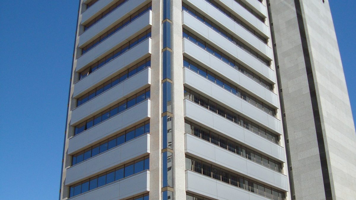 Prédio da sede da CAPES em Brasília, sob céu azul