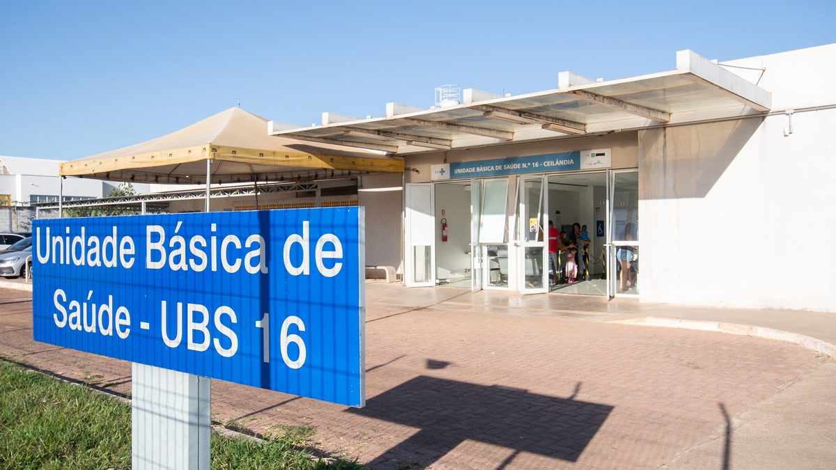 Placa e fachada da Unidade Básica de Saúde 16, em Ceilândia, no Distrito Federal