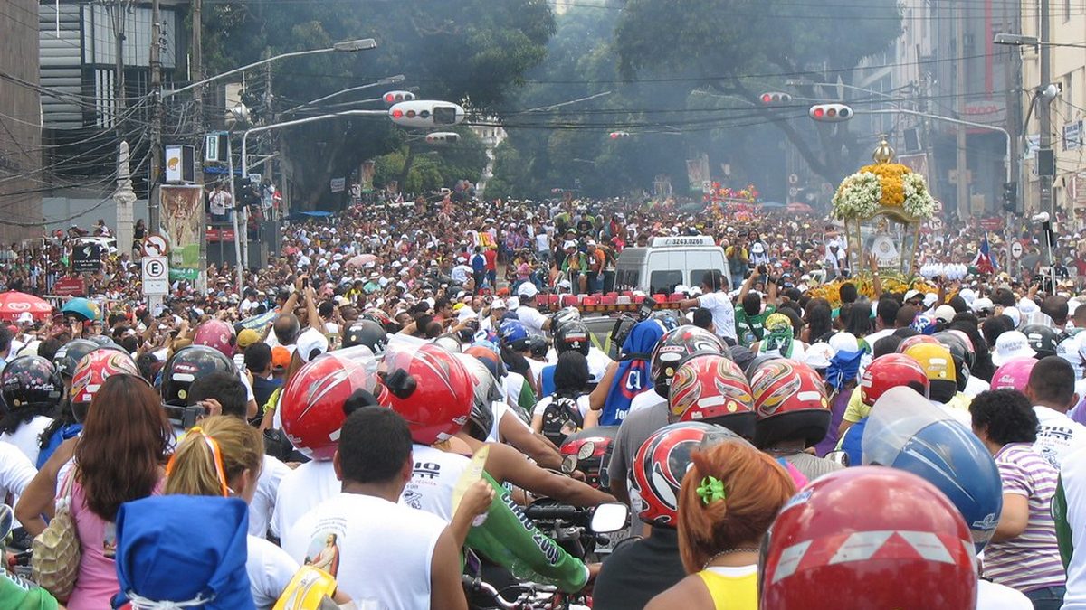 Fiéis e motociclistas cercam a berlinda de Nossa Senhora de Nazaré numa avenida de Belém