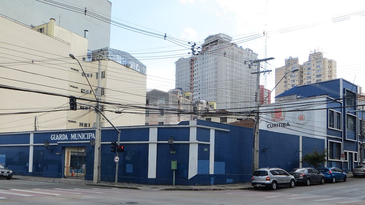 Sede da Guarda Municipal de Curitiba, prédio azul numa esquina do centro