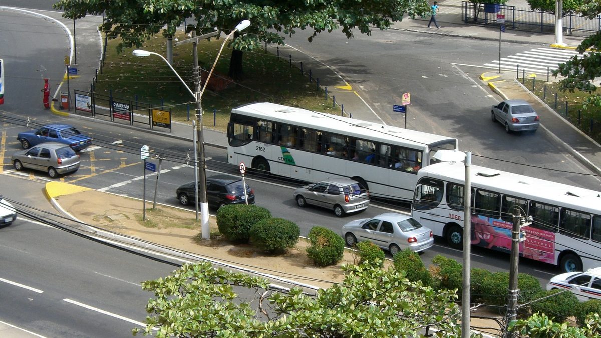 Ônibus e carros na Avenida Antônio Carlos Magalhães, em Salvador, vistos do alto