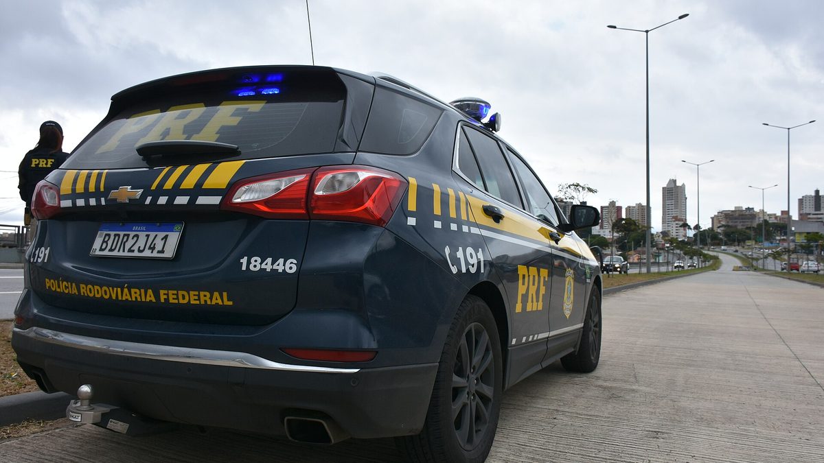 Viatura da Polícia Rodoviária Federal estacionada à beira de uma avenida no Paraná
