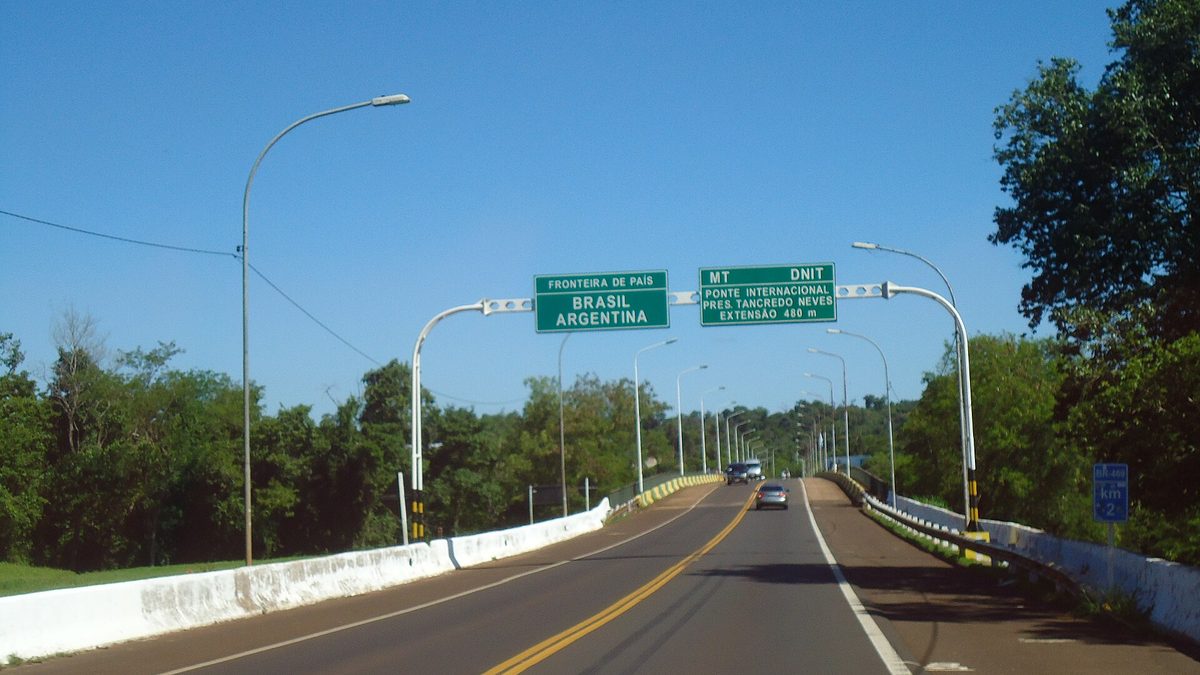 Ponte Tancredo Neves com placas de Brasil e Argentina, na fronteira entre Foz do Iguaçu e Puerto Iguazú