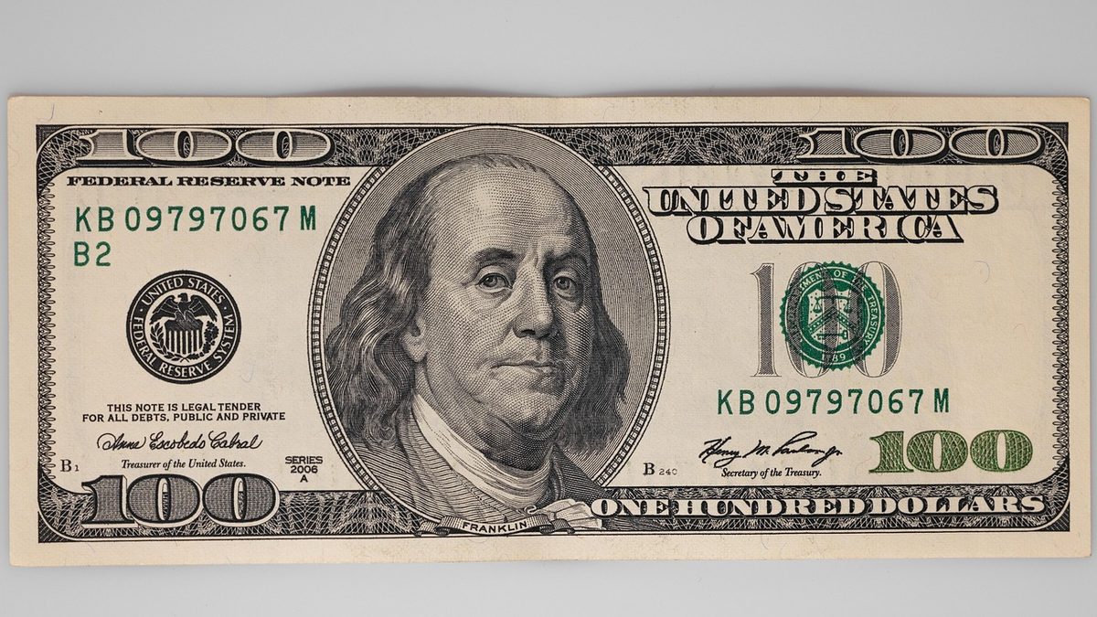 Cédula de 100 dólares americanos sobre fundo branco
