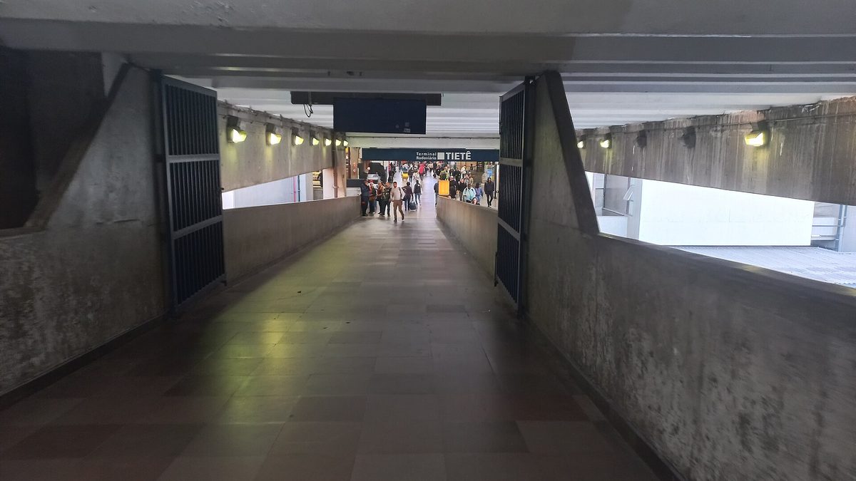 Passarela coberta de acesso ao Terminal Rodoviário Tietê, em São Paulo