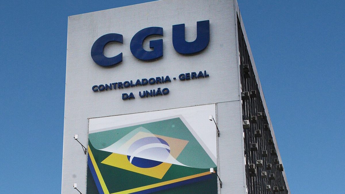 Letreiro da Controladoria-Geral da União no alto do Edifício Darcy Ribeiro, em Brasília