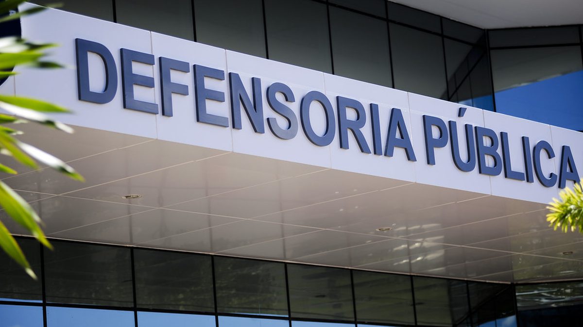 Fachada da Defensoria Pública do Distrito Federal, com o letreiro do órgão, em Brasília