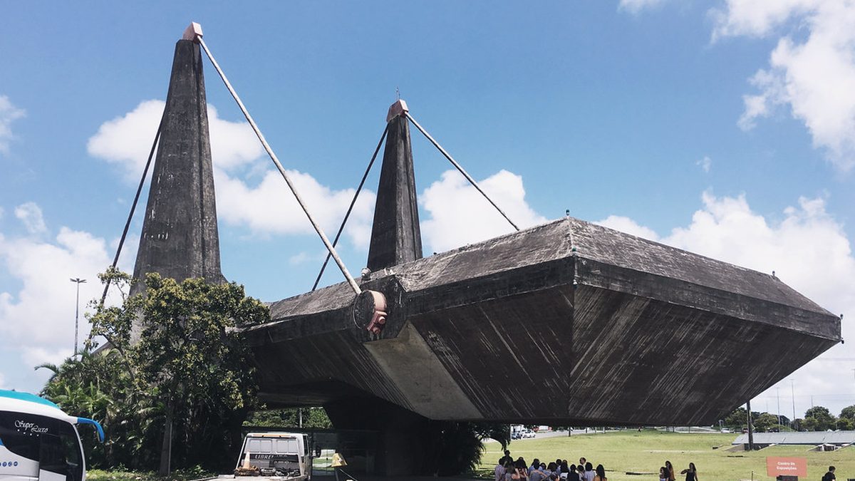 Centro de Exposições, de concreto suspenso por cabos, no Centro Administrativo da Bahia, em Salvador
