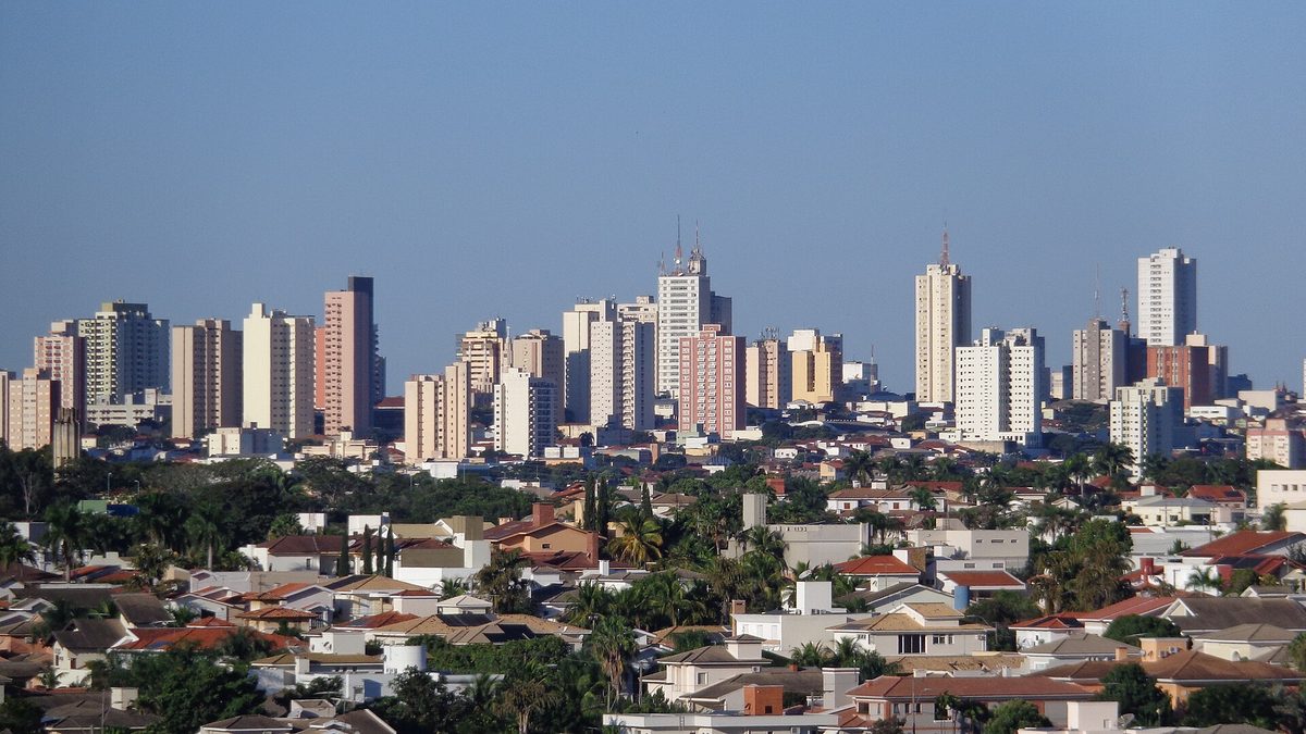 Prédios do centro de Presidente Prudente vistos à distância, sob céu azul