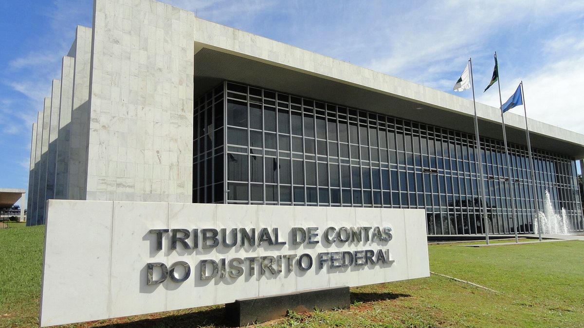 Fachada do Tribunal de Contas do Distrito Federal, com a placa do nome no gramado, em Brasília