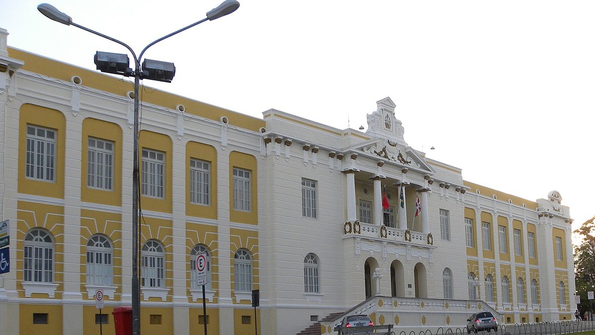 Fachada amarela e branca da sede do Tribunal de Justiça da Paraíba, em João Pessoa