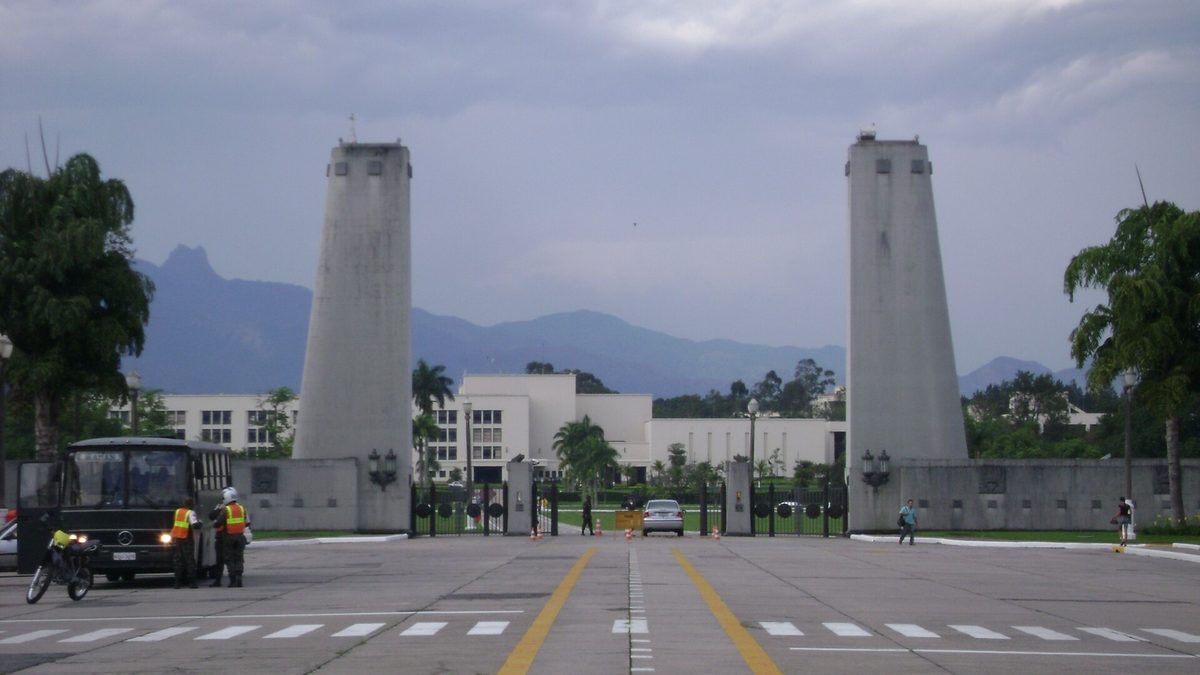 Portão de entrada da Academia Militar das Agulhas Negras, com duas torres, em Resende