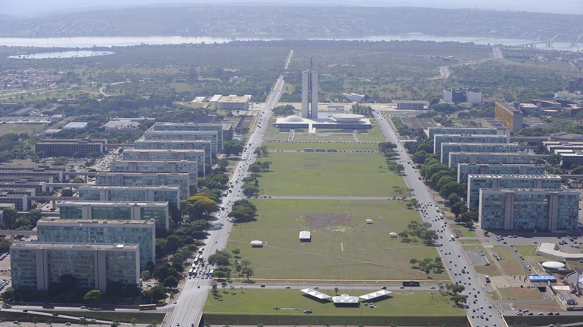 Vista aérea da Esplanada dos Ministérios com o Congresso Nacional ao fundo, em Brasília