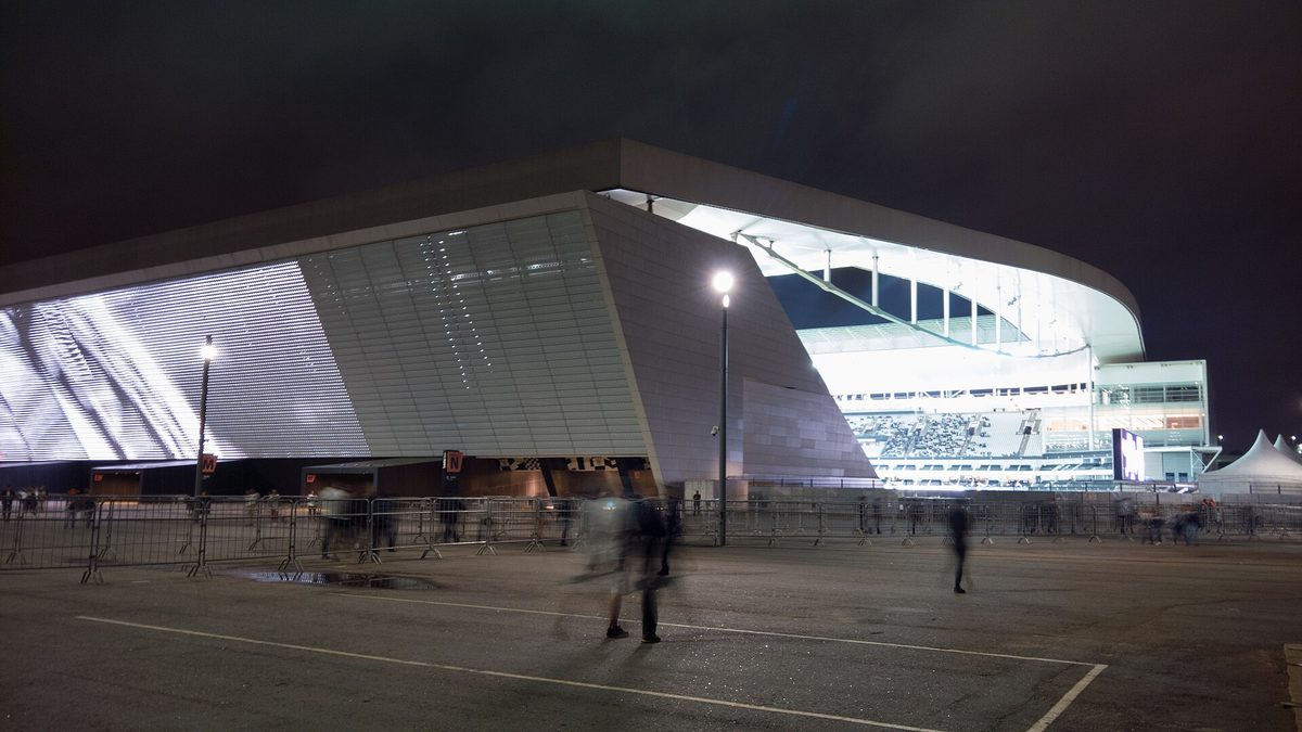 Fachada iluminada da Neo Química Arena à noite, em Itaquera, São Paulo