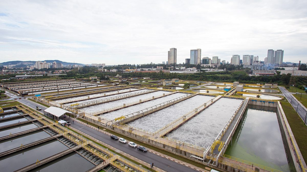 Tanques da Estação de Tratamento de Esgotos de Barueri, com prédios ao fundo