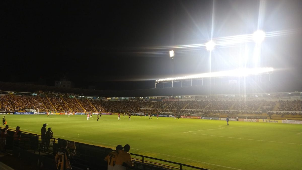 Torcedores acompanham jogo noturno no Estádio Heriberto Hülse, em Criciúma