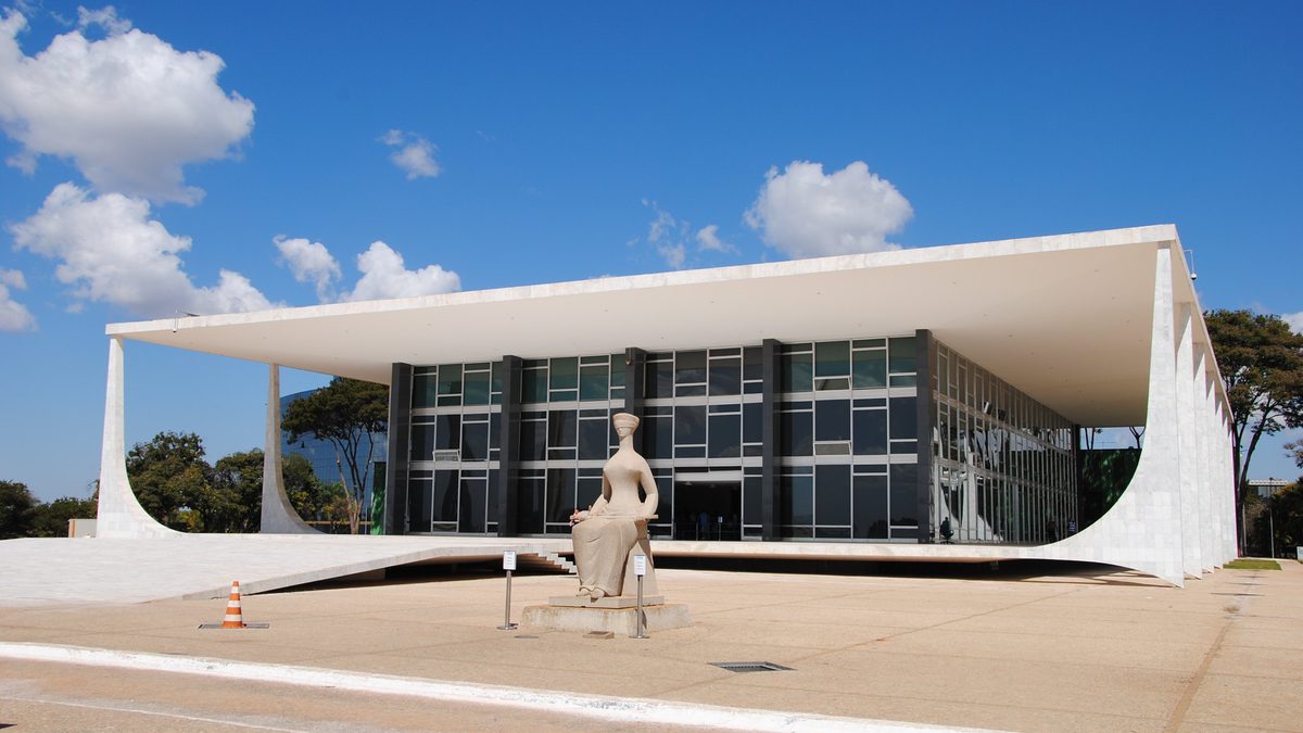 Prédio do Supremo Tribunal Federal e a estátua A Justiça, na Praça dos Três Poderes, em Brasília